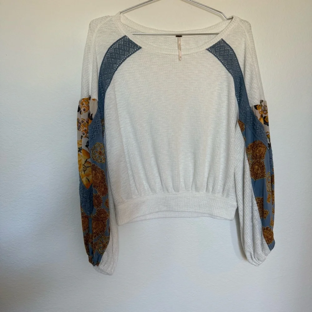 Free People Casual Clash White and Blue Patchwork Sleeve Sweater Top Size XS - Picture 3 of 7